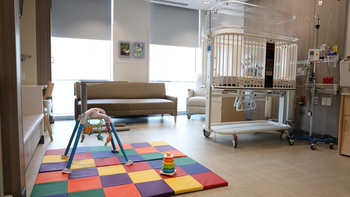 Hospital room with kid-friendly accomodations